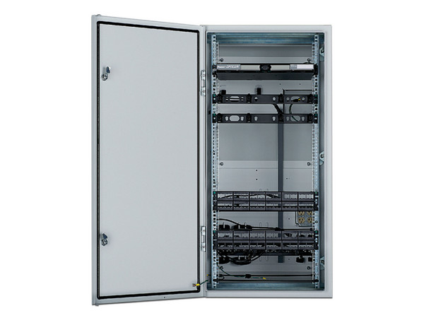 Gabinete Industrial Preconfigurado de Montaje en Pared, Fabricado en Acero Bajo en Carbono, Protección NEMA 4/12 IP66, de 26 UR, Color Gris.