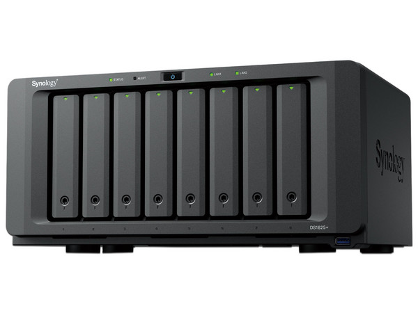Servidor NAS Synology DS1825+: 
Procesador AMD Ryzen V1500B (hasta 2.2 GHz), 
Memoria de 8GB DDR4, 
Hasta 8 Bahías (No Incluye Discos Duros), 
Color Negro.