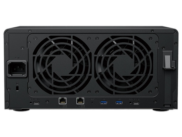 Servidor NAS Synology DS1825+: 
Procesador AMD Ryzen V1500B (hasta 2.2 GHz), 
Memoria de 8GB DDR4, 
Hasta 8 Bahías (No Incluye Discos Duros), 
Color Negro.