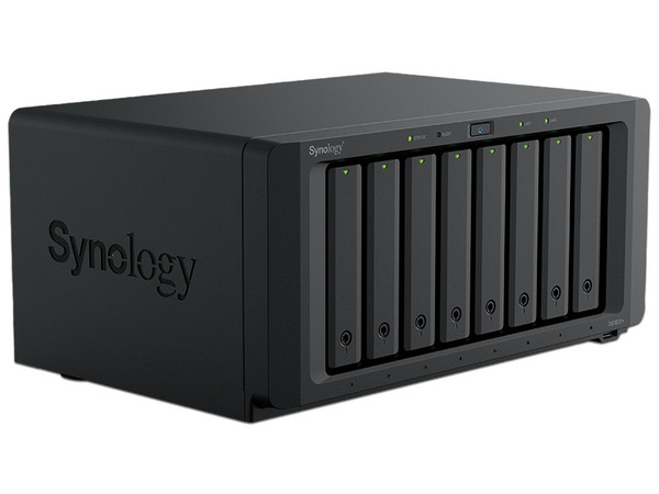 Servidor NAS Synology DS1825+: 
Procesador AMD Ryzen V1500B (hasta 2.2 GHz), 
Memoria de 8GB DDR4, 
Hasta 8 Bahías (No Incluye Discos Duros), 
Color Negro.