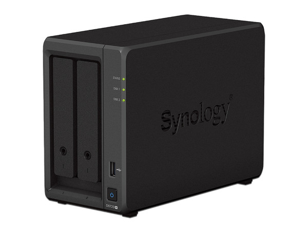 Servidor NAS Synology DS723+: 
Procesador AMD Ryzen R1600 (Hasta 3.1 GHz), 
Memoria de 2GB DDR4, 
Hasta 2 Bahías SATA, 
No Incluye Discos Duros.