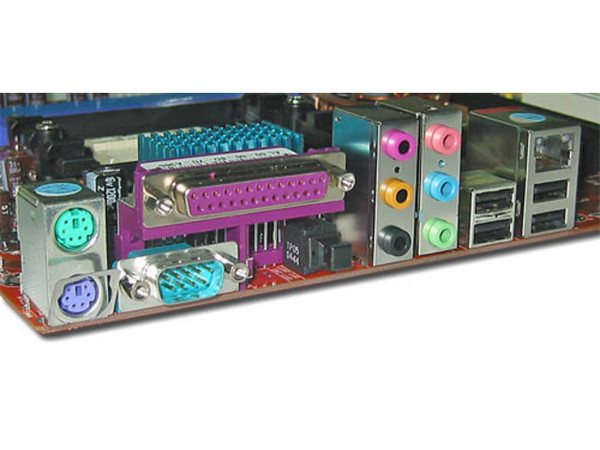 T. Madre Abit KN8, ChipSet nVidia nForce 4,
Para: Athlon 64/64FX / Athlon 64 X2 dual-core, Socket 939,
Integrado: Audio 7.1 canales, Red Gigabit Ethernet,
Memoria: 4x DDR, 400 Mhz, Max. 8GB, Diseño: ATX,
Ptos: 1xPCI ExpressX16, 3xPCI