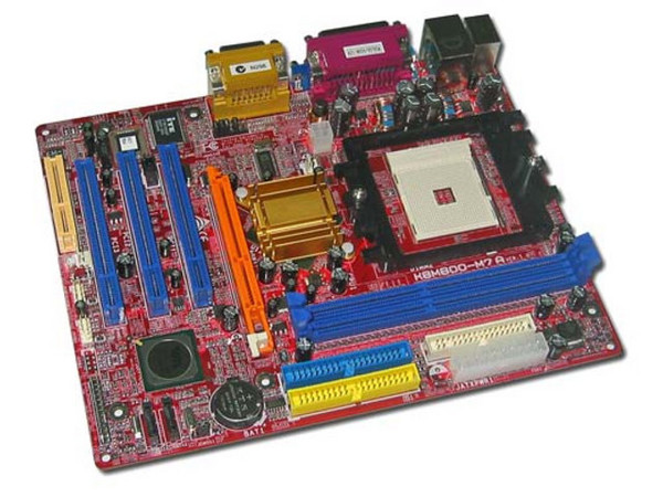 T. Madre Biostar K8M800-M7A, ChipSet VIAK8M800,
Para: Athlon 64, y Sempron Socket 754,
Integrado: Video, Audio Realtek 6 Canales, Red,
Memoria: DDR400, (2 Bancos),
Diseño: MicroATX, Ptos. 3xPCI, 1xAGP8X, 1xCNR
