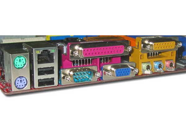 T. Madre Biostar K8M800-M7A, ChipSet VIAK8M800,
Para: Athlon 64, y Sempron Socket 754,
Integrado: Video, Audio Realtek 6 Canales, Red,
Memoria: DDR400, (2 Bancos),
Diseño: MicroATX, Ptos. 3xPCI, 1xAGP8X, 1xCNR