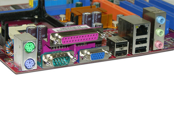 T. Madre Biostar P4M80-M4, ChipSet VIA P4M800,
Soporta: Pentium 4 Prescott/Celeron, 800/533/400MHz,
Integrado: Video S3 UniChrome Pro, Audio y Red,
Memoria: DDR 400, 2 Bancos, 2GB Max,
Diseño: Micro ATX, Ptos: 3x PCI, 1x AGP 8X