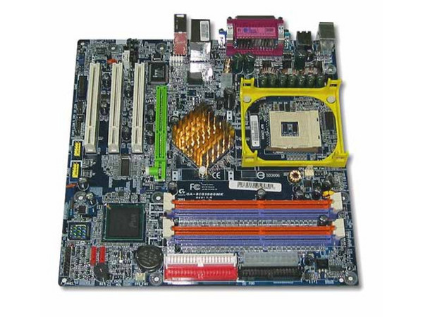 T. Madre GA-8IG1000MK, ChipSet Intel 865G,
Soporta: Pentium 4 HT, bus 400/533/800 FSB,
Memoria: DDR 400 / 333 / 266 , 4 Bancos, 4GB Max,
Integrado: Red, Sonido Realtek ALC655,
Diseño: MicroATX, Ptos: 1x AGP (8x/4x), 3x PCI