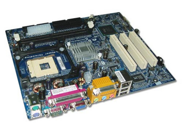T. Madre GigaByte 8I845GVM-RZ, ChipSet Intel 845GV, 
Soporta: Pentium4 y Celeron, HT con BUS de 400/533Mhz, 
Memoria: SDRAM DDR 266/333, 2 Bancos, 2GB Max, 
Integrado: Audio, Video y Red 10/100Mbps, 
Diseño: Micro ATX, Ptos. 3x PCI