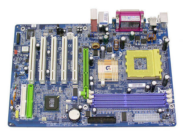 T. Madre GigaByte GA-7S748-L, ChipSet SiS 748 + SiS 963L, 
Soporta AMD AthlonXP/Duron con BUS de 400/333/266Mhz,  
Memoria: DDR 400/333/266, 3 Bancos, 3GB Max, 
Integrado: Audio y Red 10/100, 
Diseño: ATX, Ptos: 1x AGP, 5x PCI