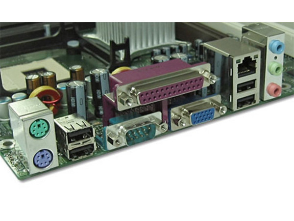 T. Madre Intel D865GLCL, ChipSet Intel 865G
Soporta: P4 y Celeron con Bus de 400/533/800Mhz
Integrado: Video Intel, Sonido y LAN 10/100Mbps
Memoria: SDRAM DDR 400/333/266
Diseño: MicroATX, Puertos: 1x AGP, 3x PCI, 2x SATA