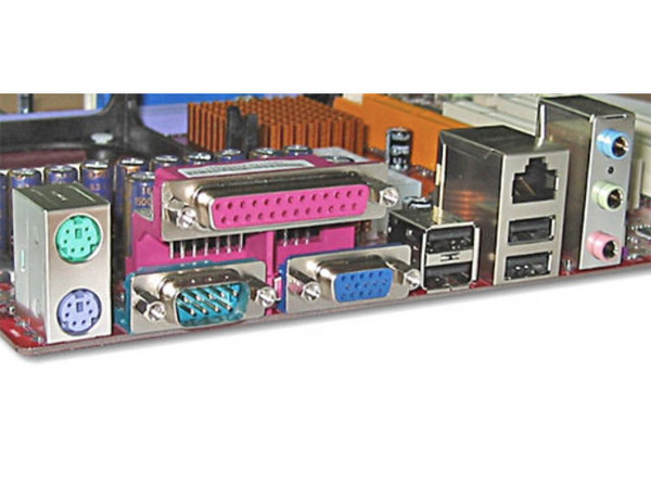 T. Madre PCCHIPS M955G, ChipSet VIA PM800/8237,
Soporta Intel Celeron, Pentium 4 HT & Prescott, 800/533/400Mhz,
Memoria: DDR400/333/266 (2 Bancos), 2Gb Max,
Integrado: Audio 6 canales, Video, RED 10/100Mbps,
Diseño: Micro ATX, Ptos. 3x PCI, 1x AGP 8