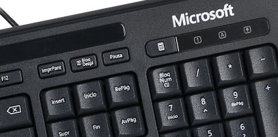 Teclado Microsoft Wired 600 con teclas silenciosas y a prueba de líquidos,  USB, Color Negro.