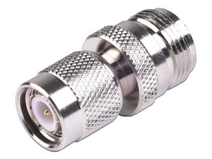 Adaptador en Línea RF Industries de TNC (M) a N (H). Color Plata.