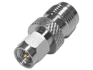 Adaptador en Línea RF Industries de TNC (H) a SMA (M). Color Plata.