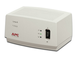 Regulador de voltaje APC Line-R de 1,200VA con 4 contactos, 120V.