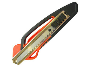 Cutter Azor CUT-5500 Navaja Grande, 18mm, Color Negro.