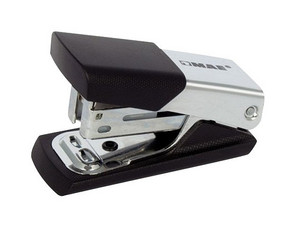 Engrapadora mini MAE ME-12C de media tira, capacidad de hasta 20 hojas.