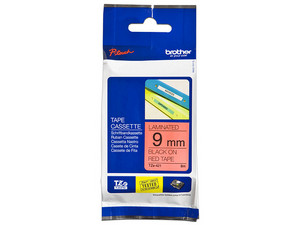Cinta Laminada Brother TZE421G, 9 mm x 8 m, Texto Negro Sobre Cinta Roja, Material Laminado.