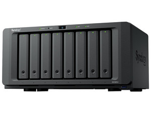 Servidor NAS Synology DS1825+: 
Procesador AMD Ryzen V1500B (hasta 2.2 GHz), 
Memoria de 8GB DDR4, 
Hasta 8 Bahías (No Incluye Discos Duros), 
Color Negro.