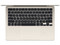 MacBook Air 13 (Color Blanco Estelar): 
Procesador Apple M4, 
Memoria de 16GB, 
SSD de 256GB, 
Pantalla de 13.6