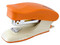 Engrapadora mini Pilot 10MB2 de media tira con capacidad de hasta 10 hojas. Color Naranja.